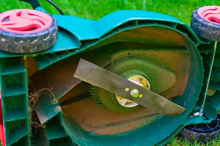 Jak Ostrzyć Ostrza Kosiarki do Trawy Bez Wysiłku? Sztuczka Mojego Dziadka! 🌱🔧