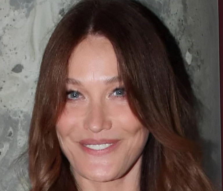 Carla Bruni-Sarkozy eksponuje swoje szczupłe nogi z nieodpartym dodatkiem na paryskim tygodniu mody