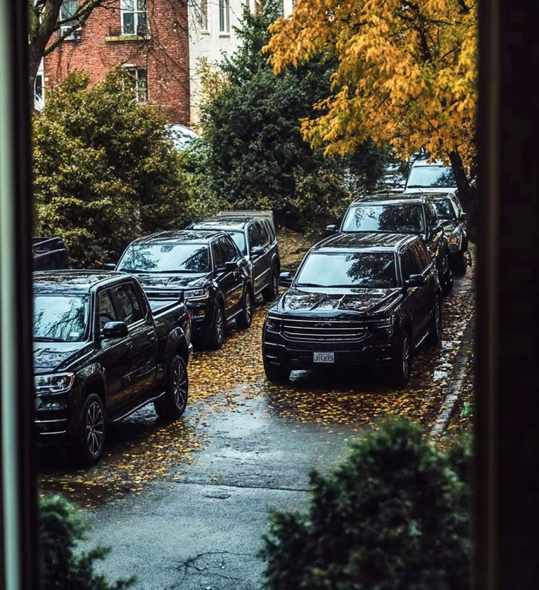 Kobieta w ciąży przewozi rannego bezdomnego do szpitala — budzi się i widzi luksusowe SUV-y wjeżdżające na jej ulicę