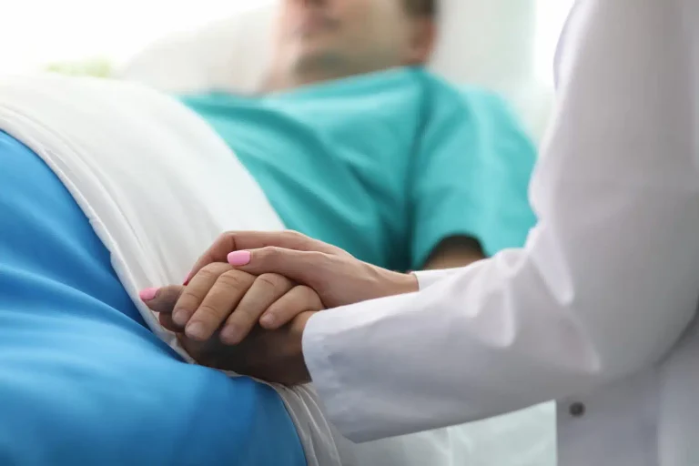 Czy kobiety w śpiączce nadal miesiączkują, czy też ustają aż do momentu wybudzenia?