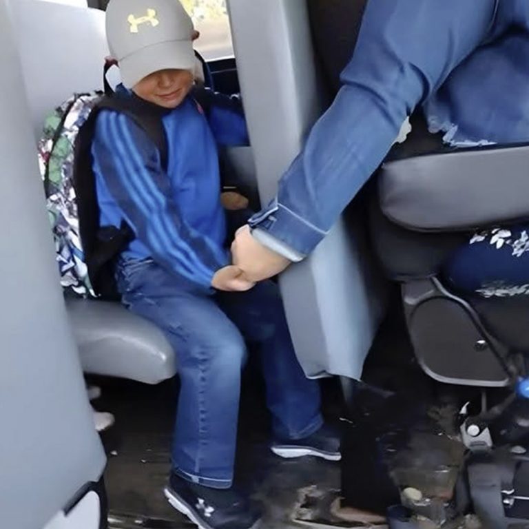 6-letni Axel zamarł przed autobusem... aż do tego niespodziewanego gestu