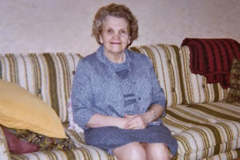 Moja babcia zmarła i jedyne, co mi zostawiła w testamencie, to stara kanapa.