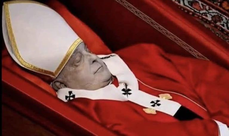 Niepokojący szczegół na twarzy papieża Franciszka: znaczenie i objawienia