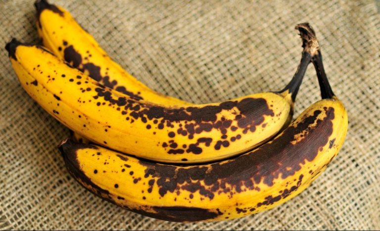 Oto dlaczego nie należy wyrzucać banana z plamkami na skórce