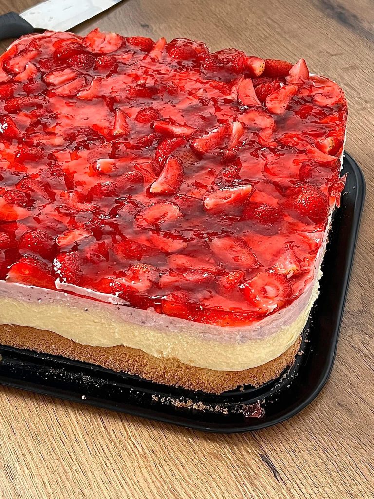 Ciasto z truskawkami i kremem budyniowym