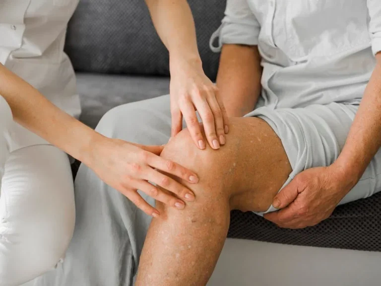 5 zaskakujących przyczyn osłabienia nóg u seniorów — i jak sobie z tym poradzić!